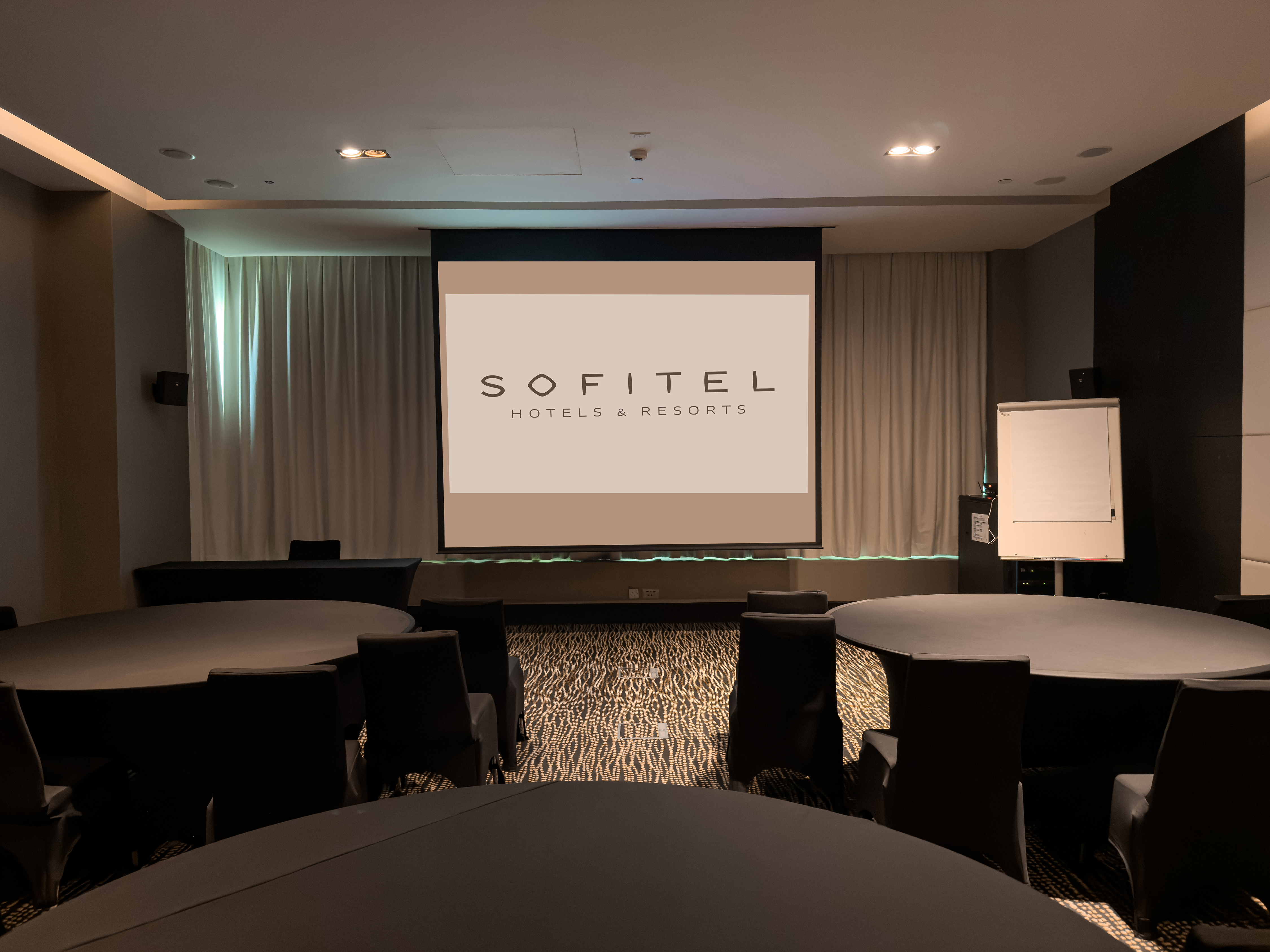Breakout meeting room at Sofitel Abu Dhabi Corniche.