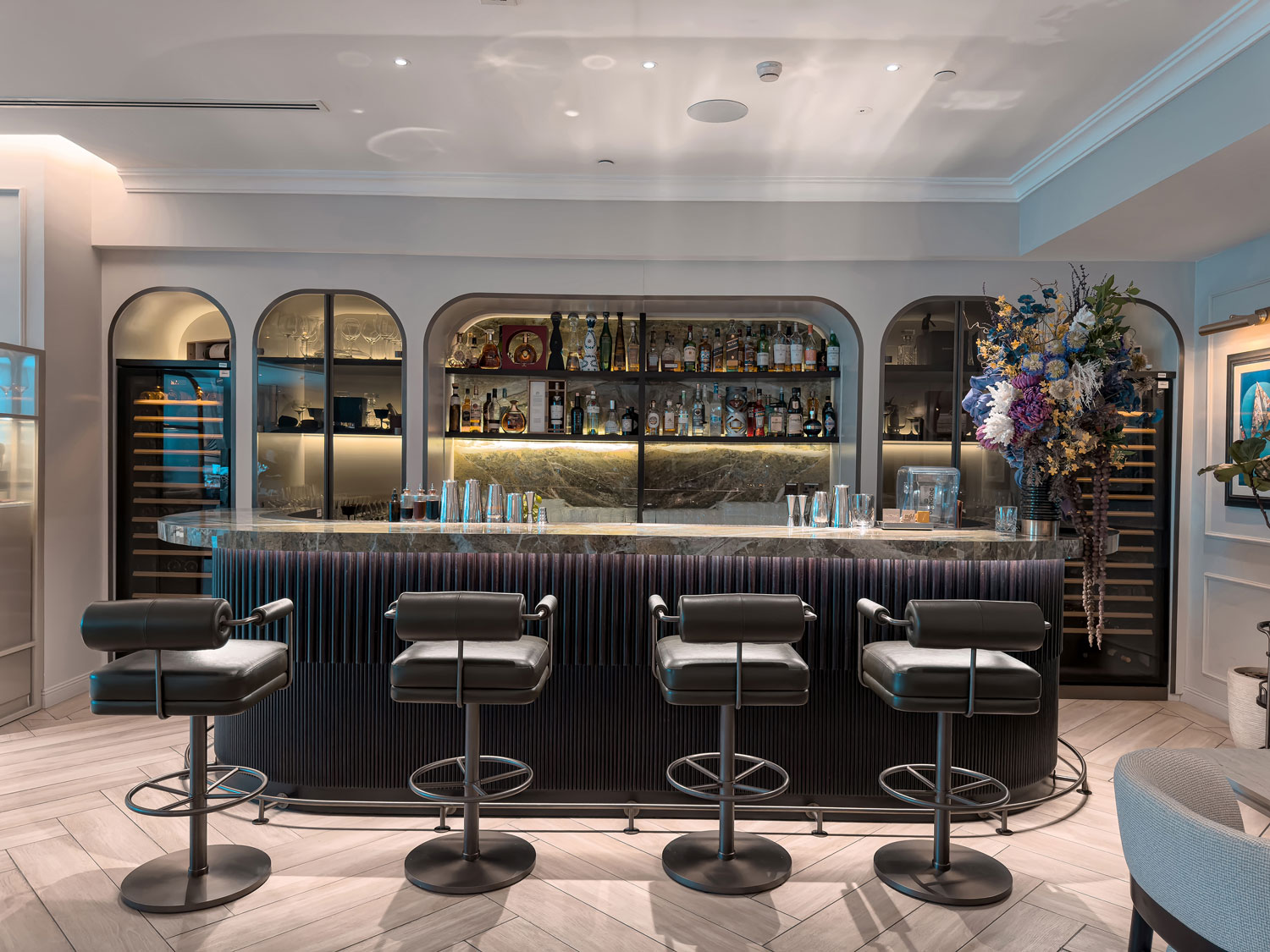 Vera Versilia indoor bar with marble counter and bottles.